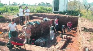 INTERVENCIÓN. El equipo de la investigadora Carmen Aranegui durante la excavación del yacimiento portuario terrestre. /PACO BONO