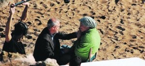 LES ROTES. Jordi Rebellón y Montserrat Germán, Dr. Vilches y Sandra, en una escena de la grabación de ayer en Dénia. /JOSÉ IGLESIAS