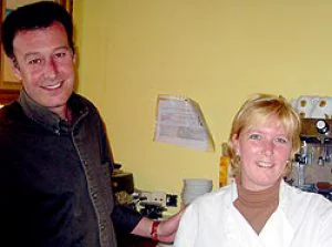 César Vizcaíno y Nathalie, en el interior del restaurante La Barbacoa. ./ J.M.G.
