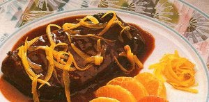 Echamos sal y pimienta al pato troceado y lo colocamos en una cacerola de horno. Picamos las cebollas, las zanahorias y los tomates y lo echamos en la misma cacerola con un chorro de aceite. Metemos en el horno.
Cuando esté a medio asar sacamos la