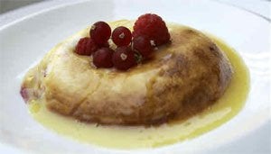 Soufflé de limón con frutos rojos