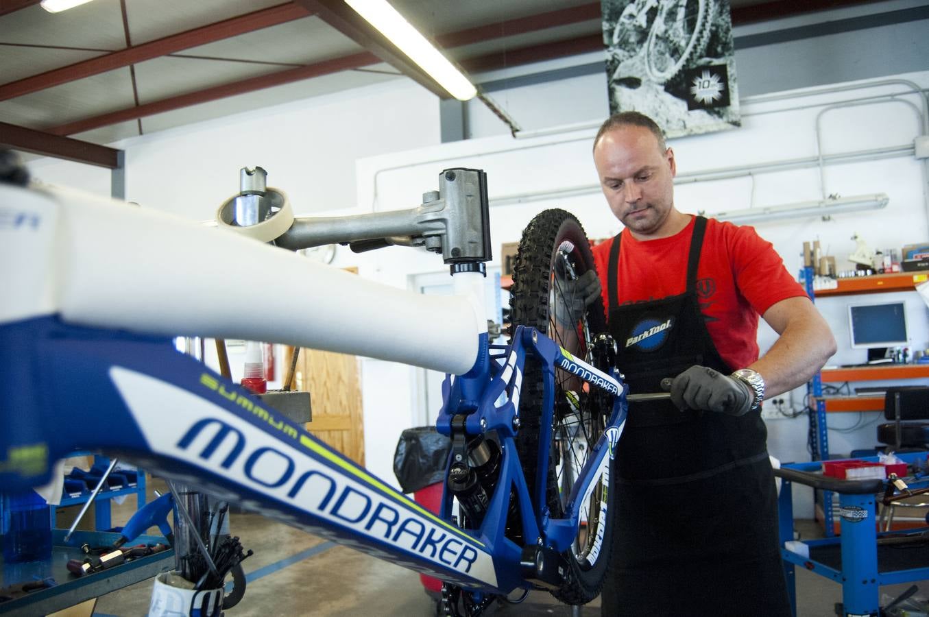 Montaje de bicicletas de la firma Mondraker en Elche