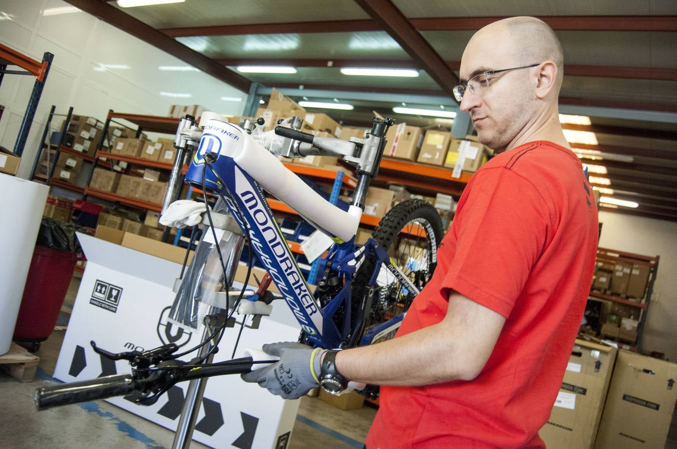 Montaje de bicicletas de la firma Mondraker en Elche