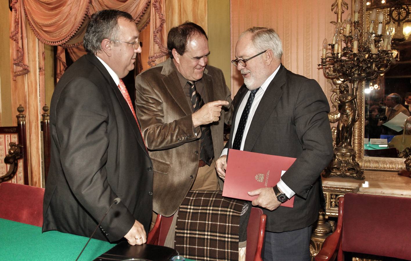 El ministro Arias Cañete participa en una conferencia sobre el agua