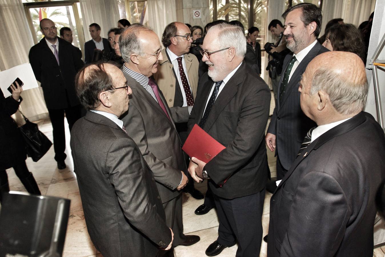 El ministro Arias Cañete participa en una conferencia sobre el agua