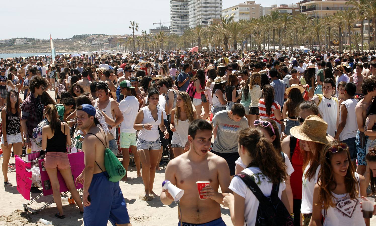 Macrobotellón en la playa de San Juan