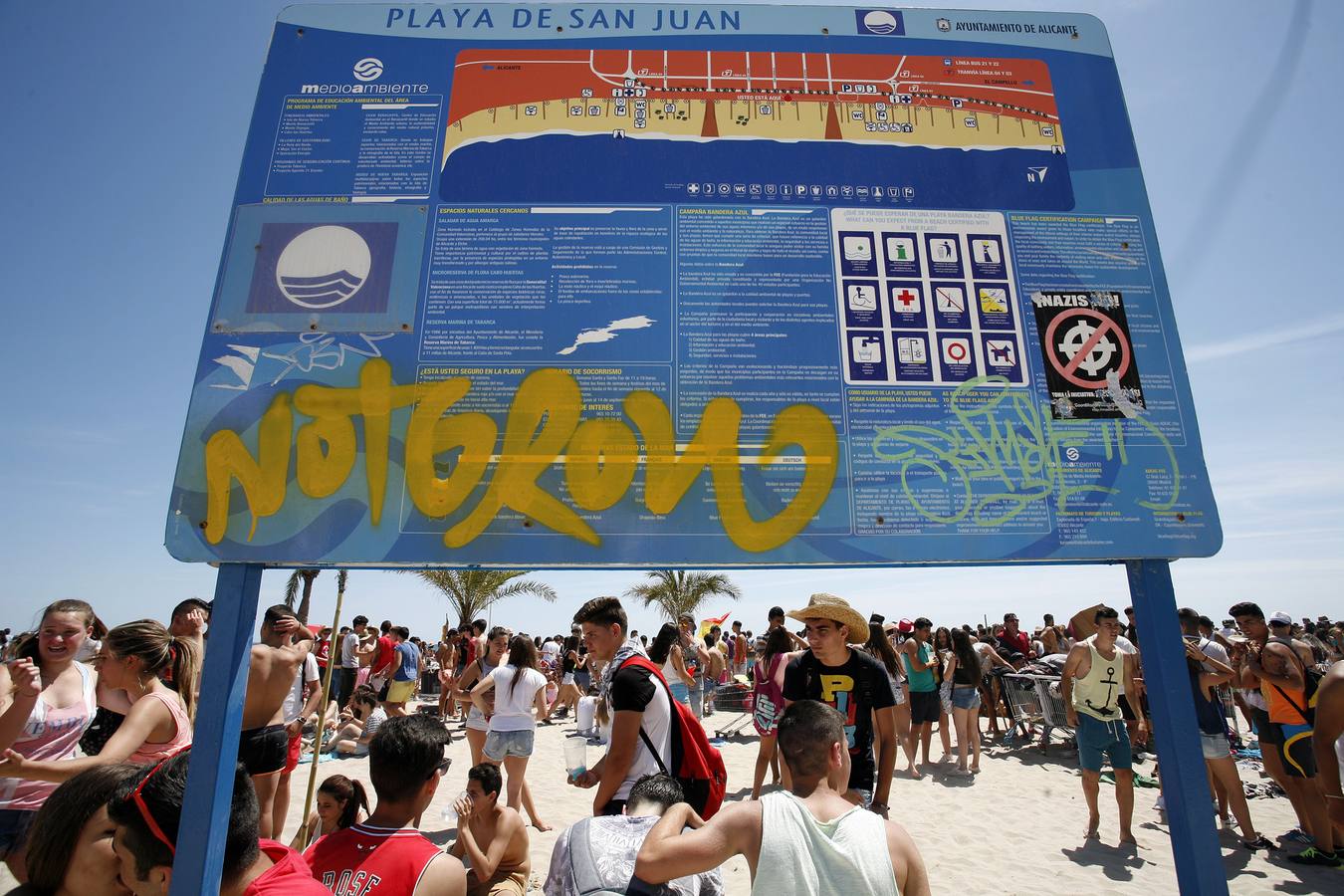 Macrobotellón en la playa de San Juan