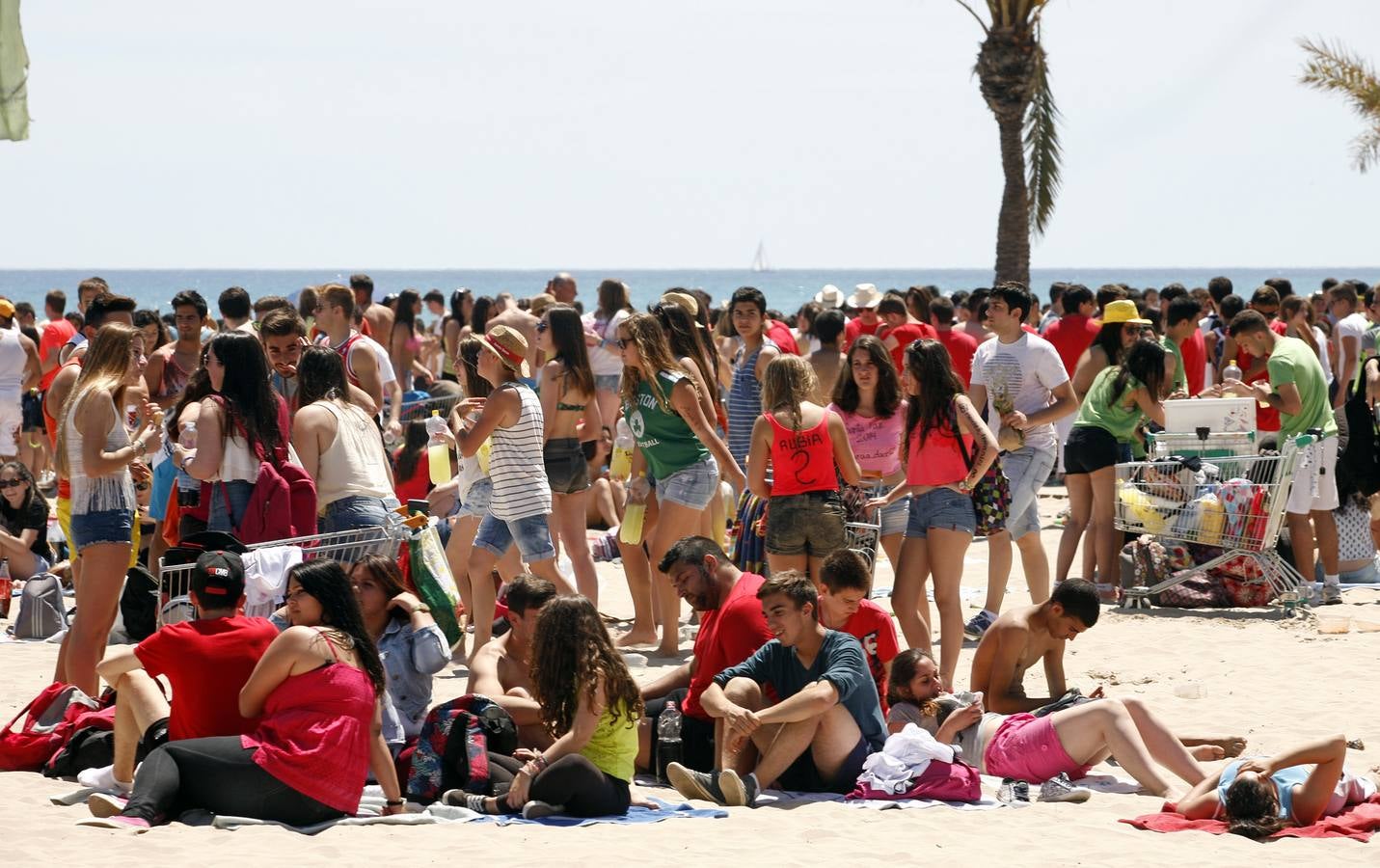 Macrobotellón en la playa de San Juan