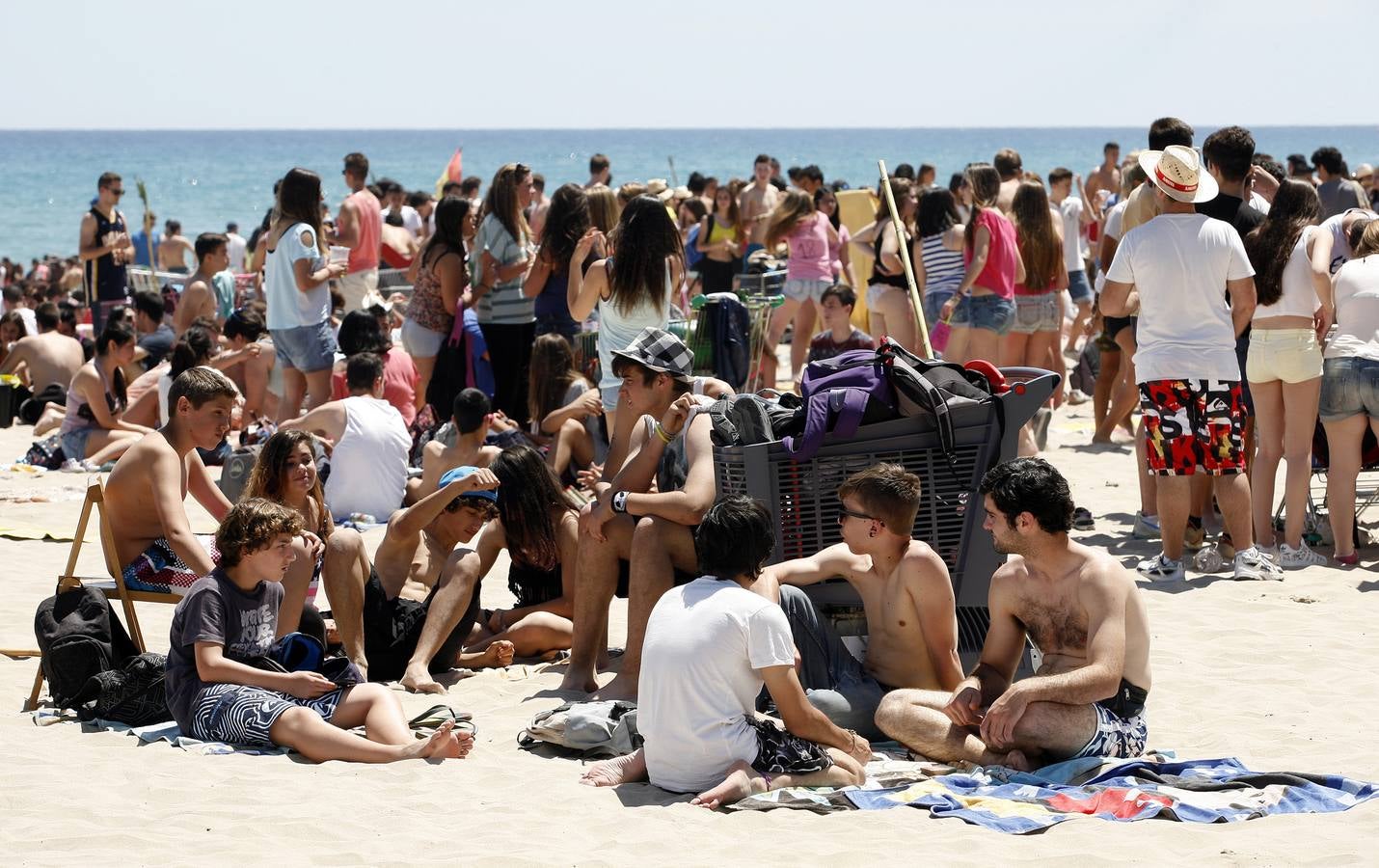 Macrobotellón en la playa de San Juan