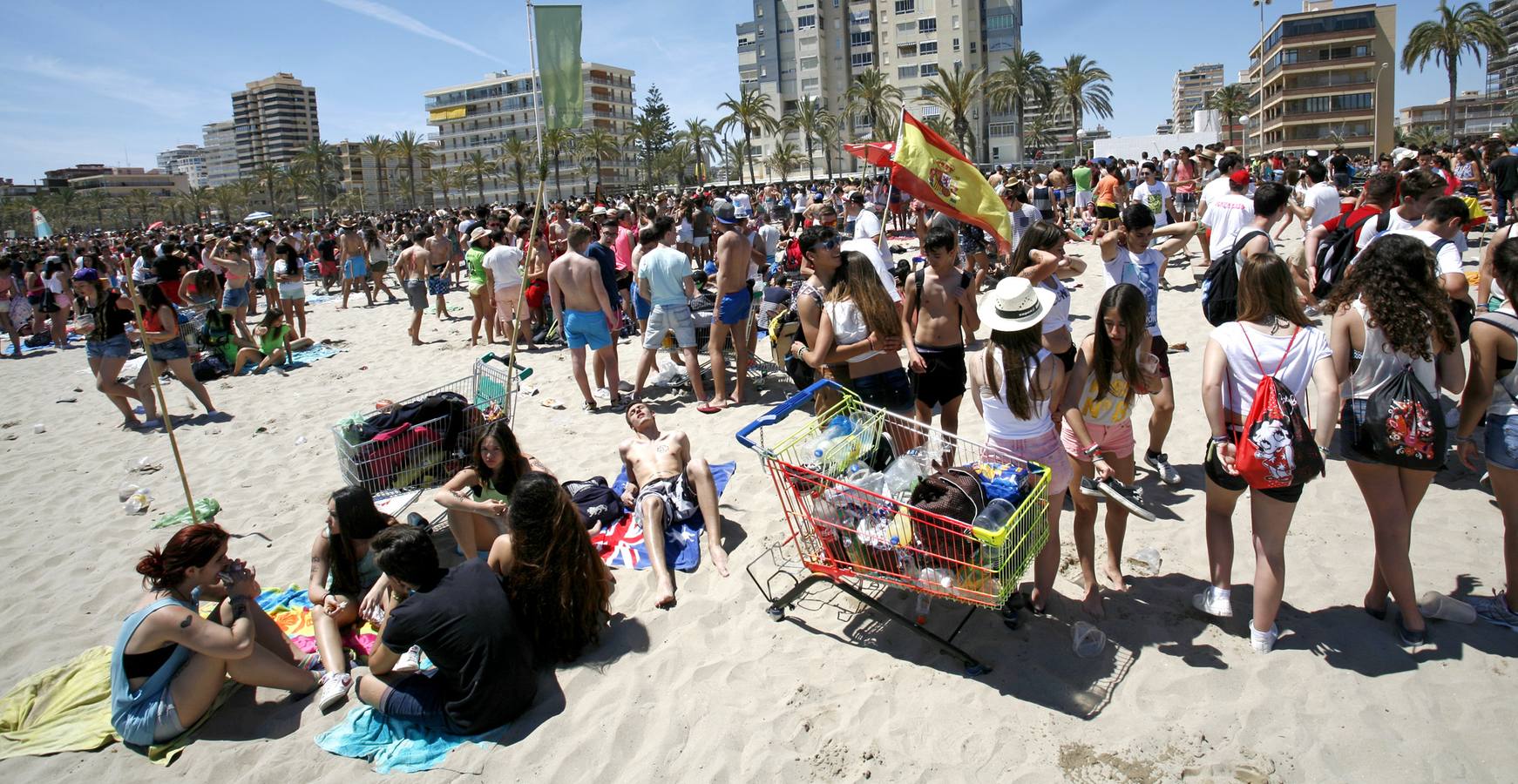 Macrobotellón en la playa de San Juan