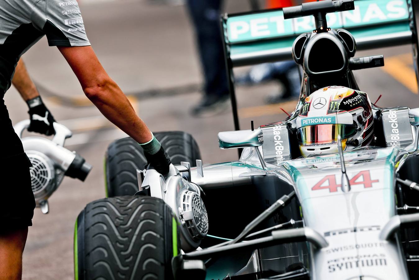 Lewis Hamilton de la escudería Mercedes. Pilotos y equipos entrenan en Montecarlo para la gran carrera de Mónaco.