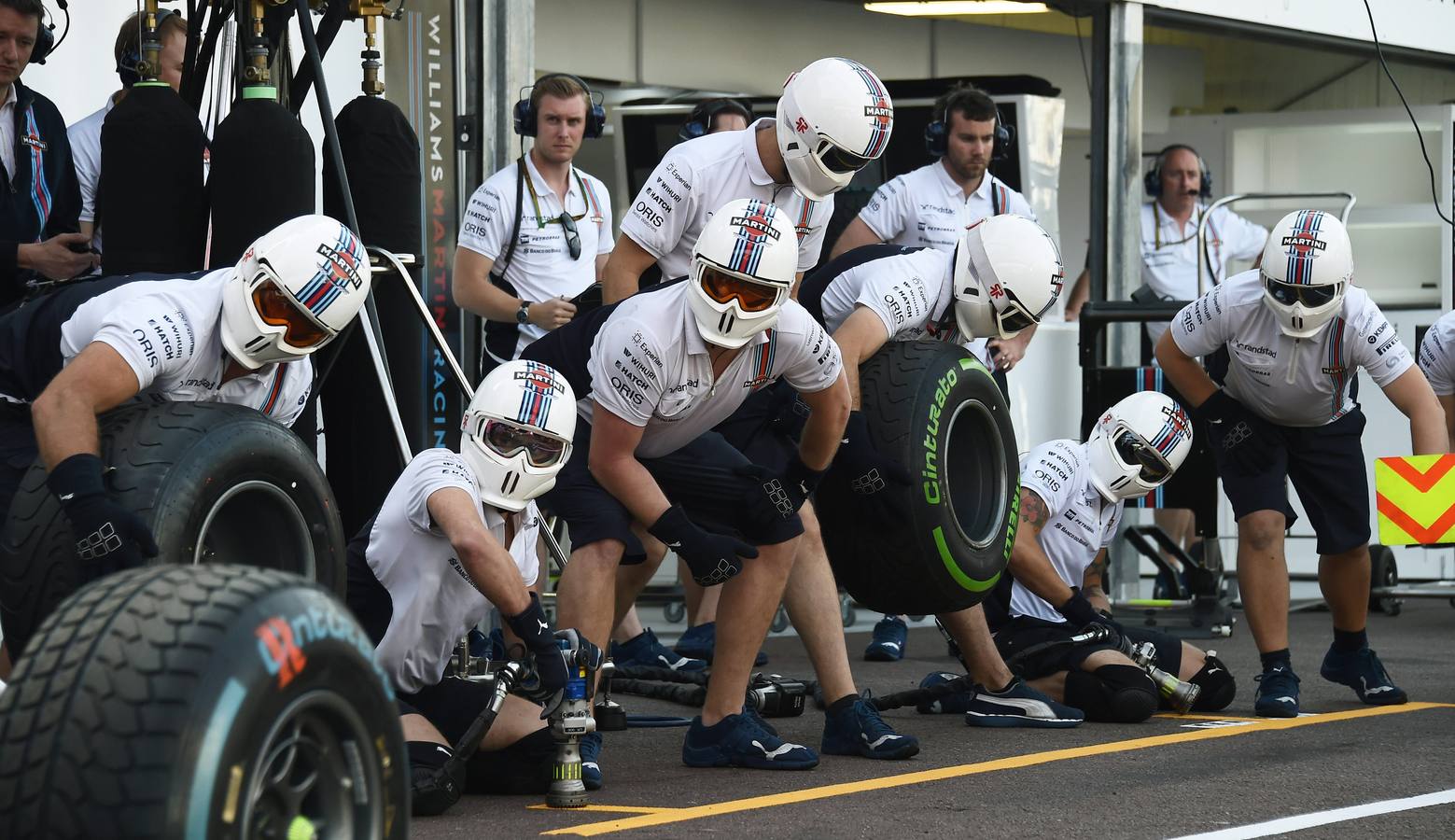 Los técnicos de Williams. Pilotos y equipos entrenan en Montecarlo para la gran carrera de Mónaco.