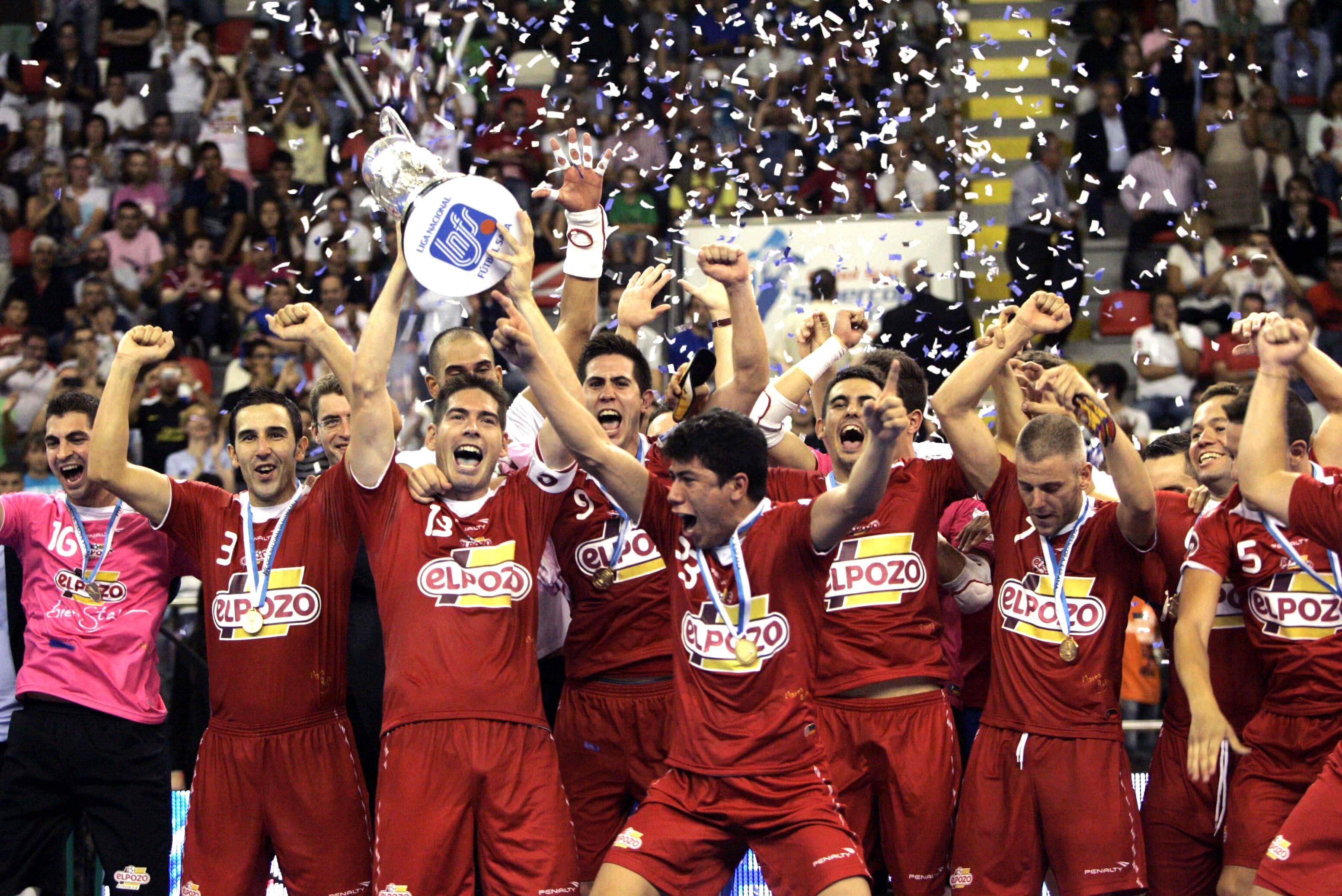 Último título. Levanta la Copa tras ganar por penaltis la Supercopa al Inter, el 9 de septiembre de 2012.