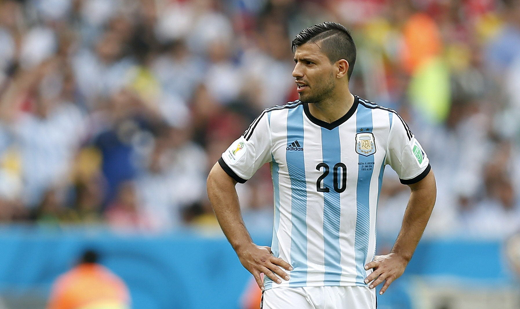 Agüero espera antes de retirarse por lesión.