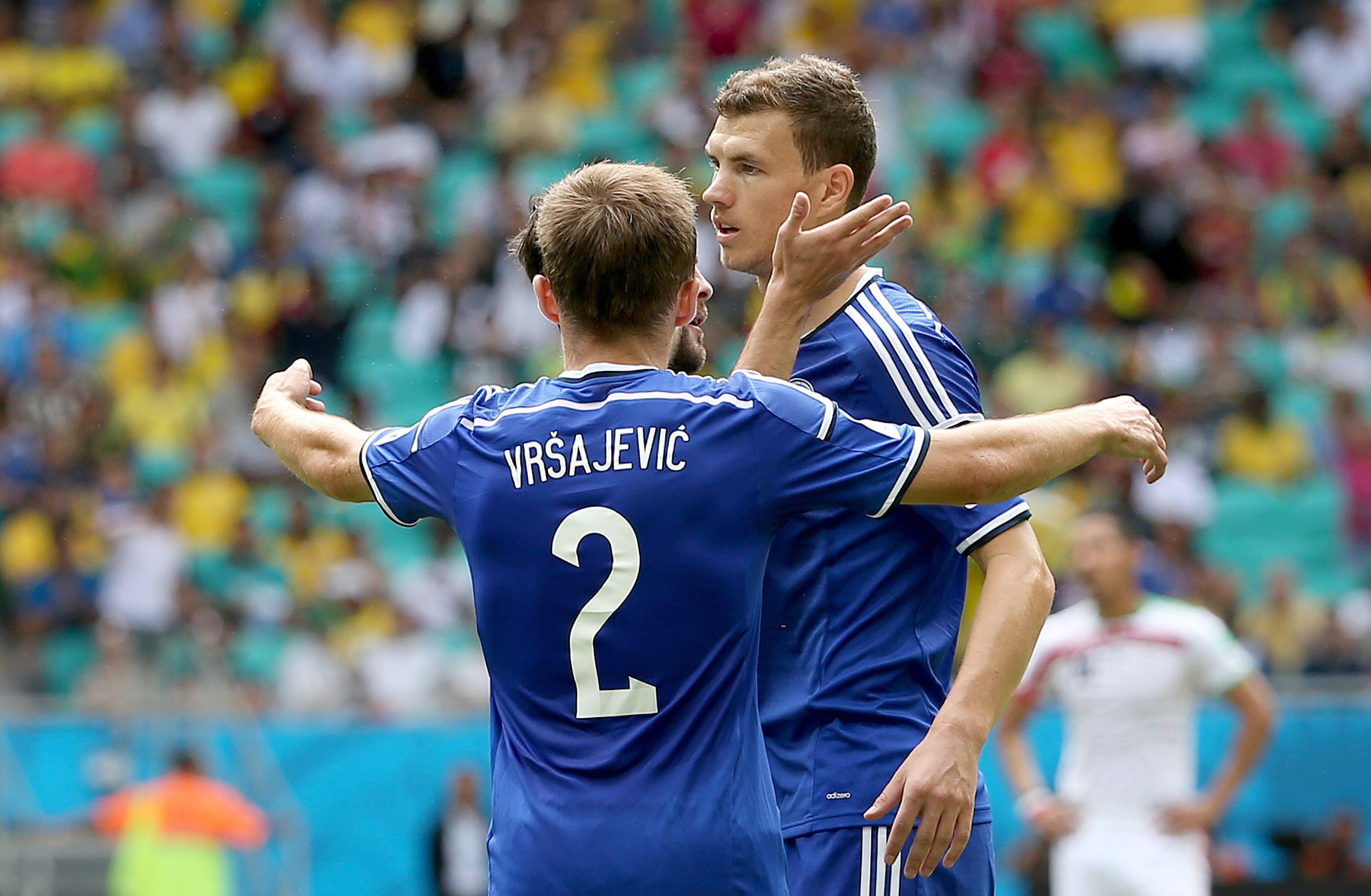 Dzeko (d) celebra con sus compañeros el gol conseguido contra Irán.