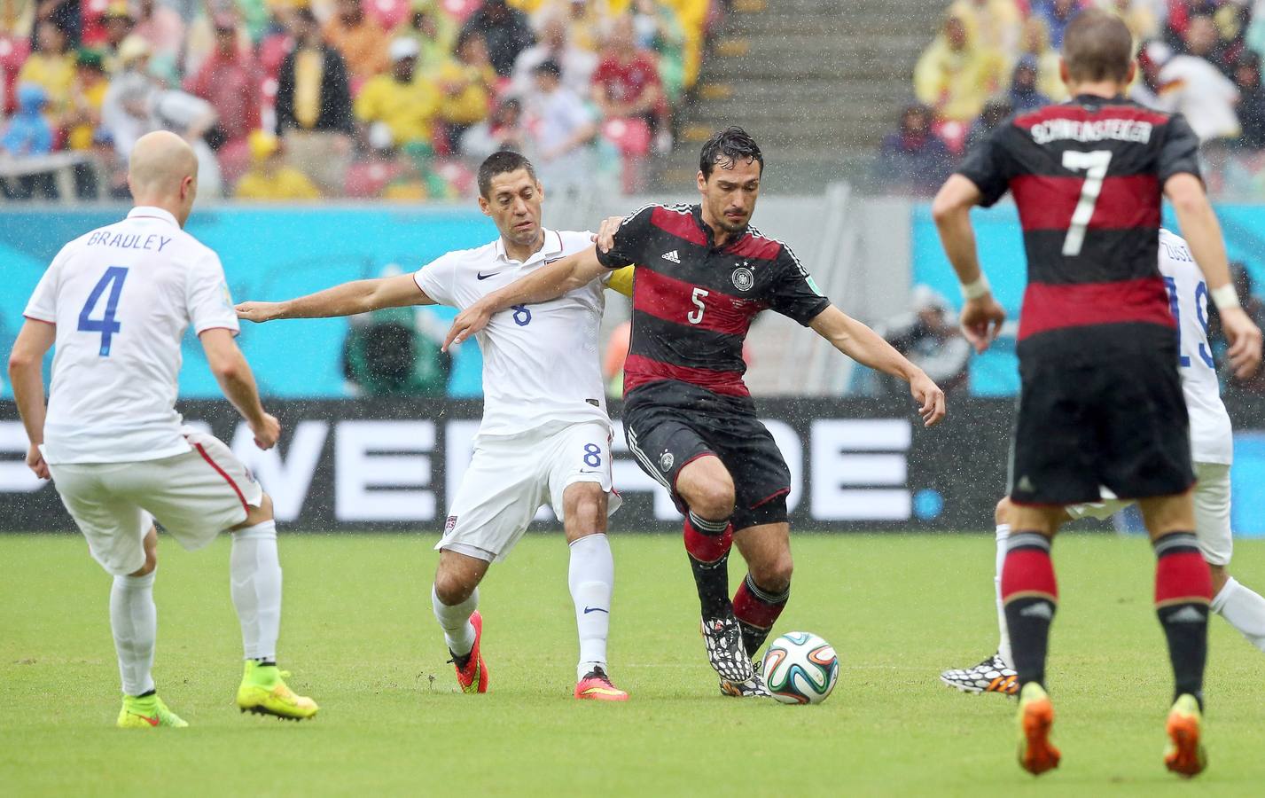 Hummels defiende la pelota.