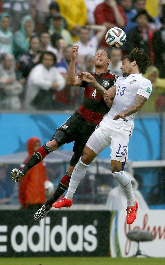 Howedes cabecea el balón