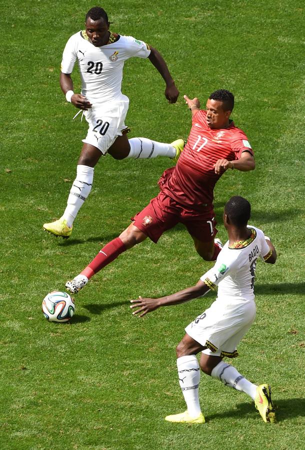 Nani lucha contra dos ghaneses por el balón.