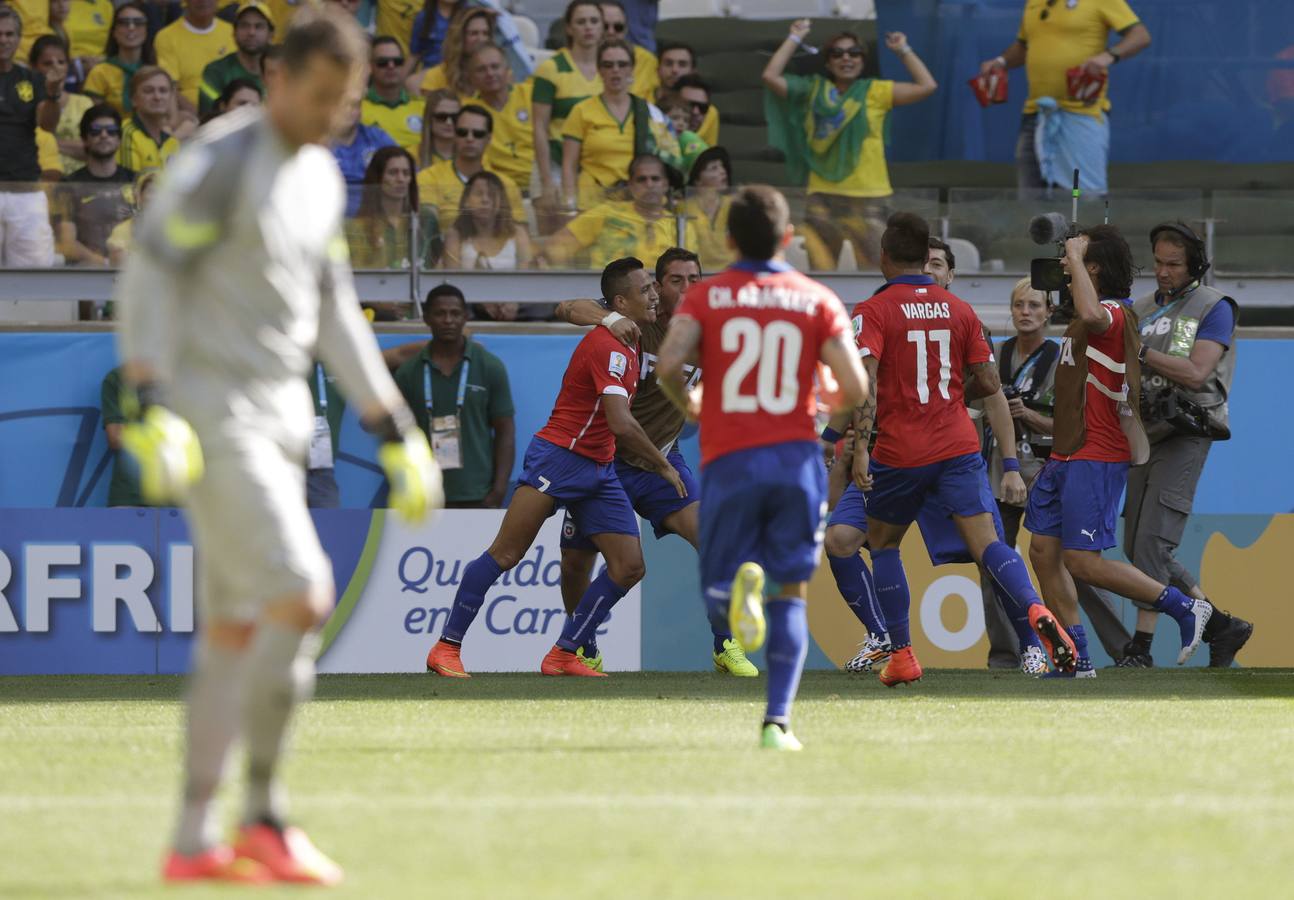 Los jugadores de Chile celebran el tanto del empate.