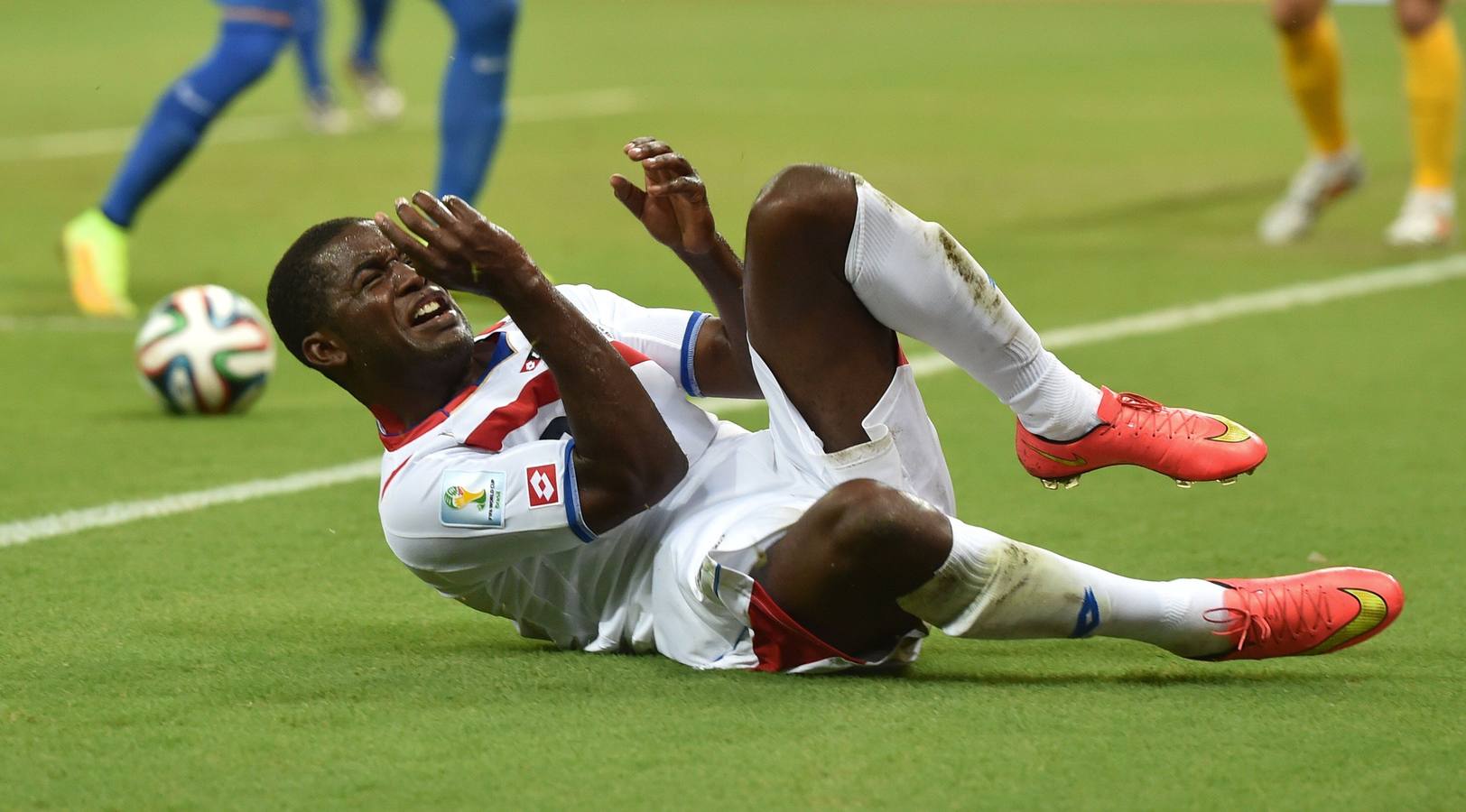 Joel Campbell se queja tras recibir una falta.