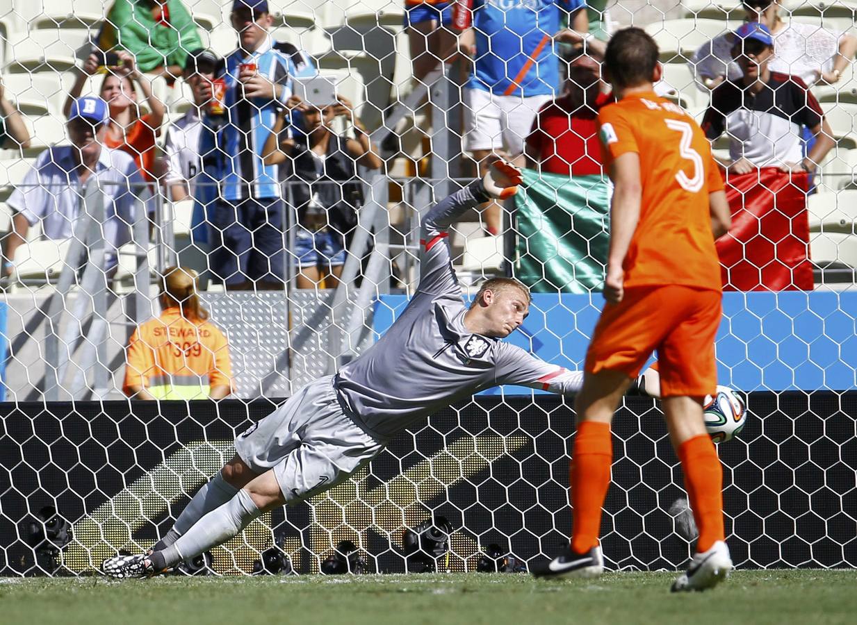 Cillesen ve cómo el balón se cuela en su portería.