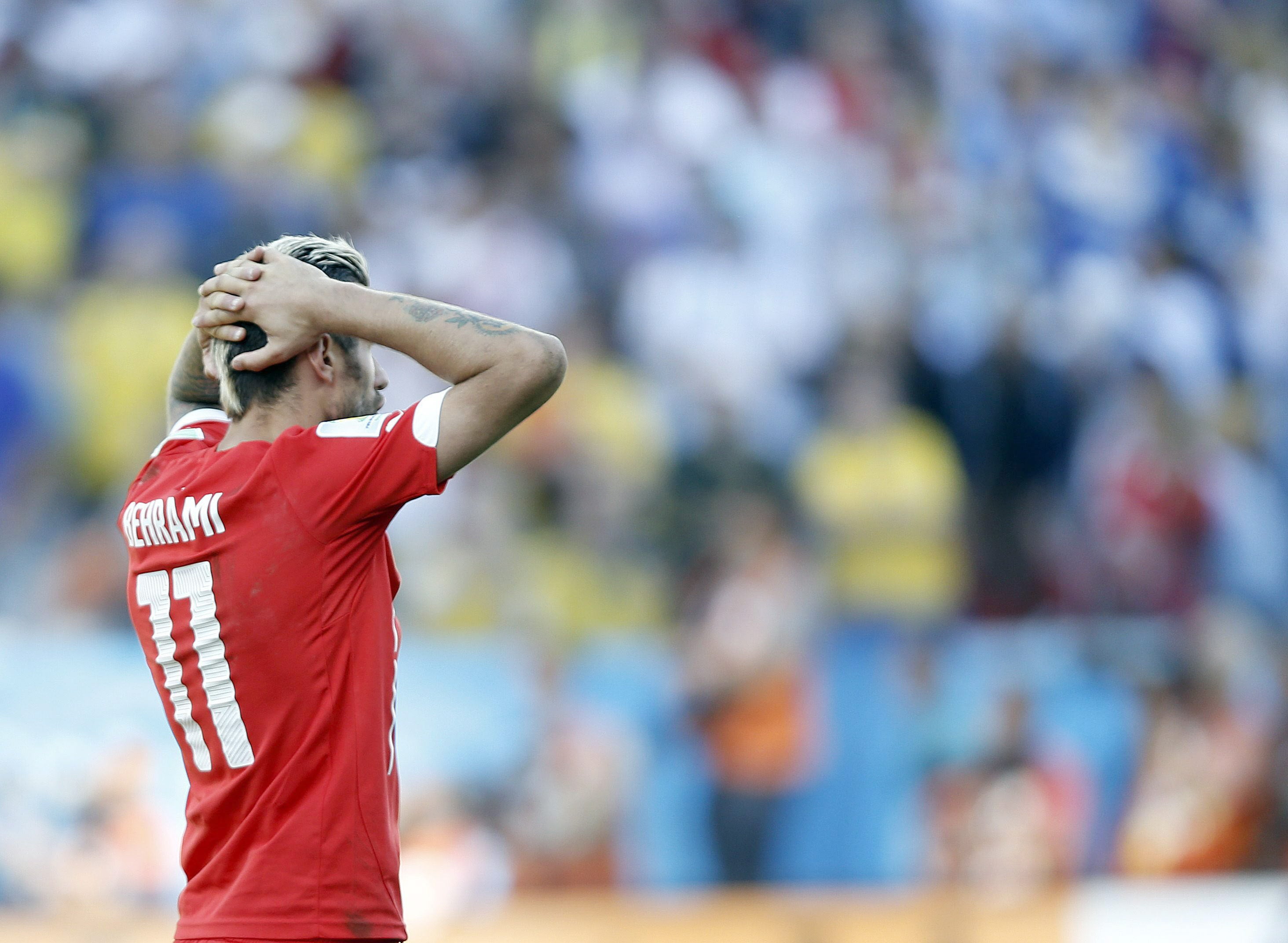 El suizo Valon Behrami se echa las manos a la cabeza tras la derrota ante Argentina.