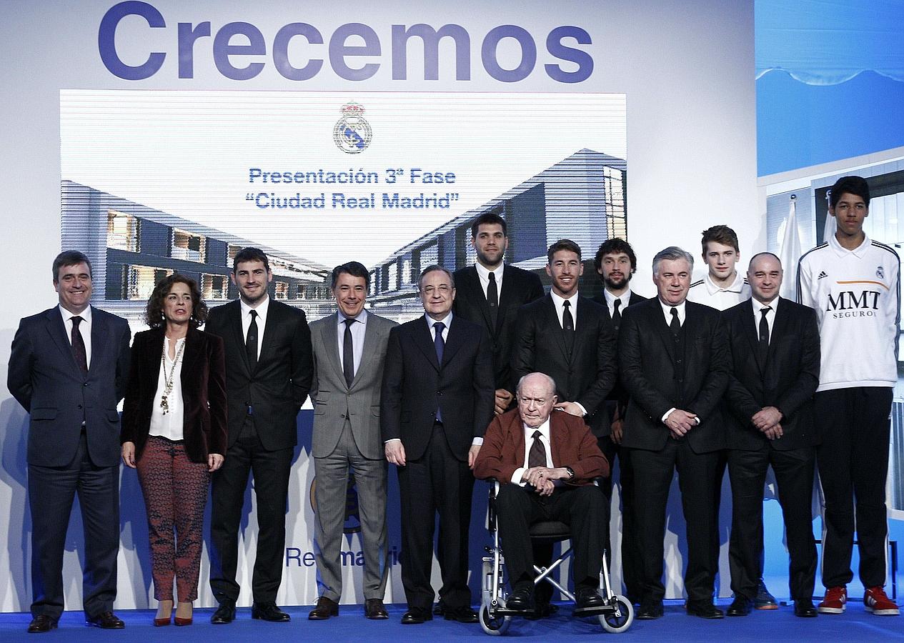 Di Stéfano junto a jugadores del Real Madrid y autoridades, en el acto de presentación de la tercera fase de la Ciudad Real Madrid.