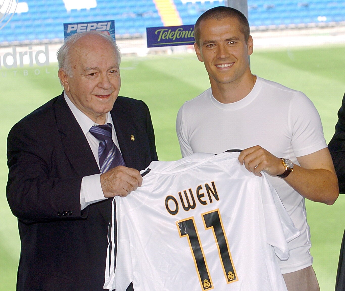 Alfredo di Stéfano, durante la presentación de Owen como jugador del Real Madrid.