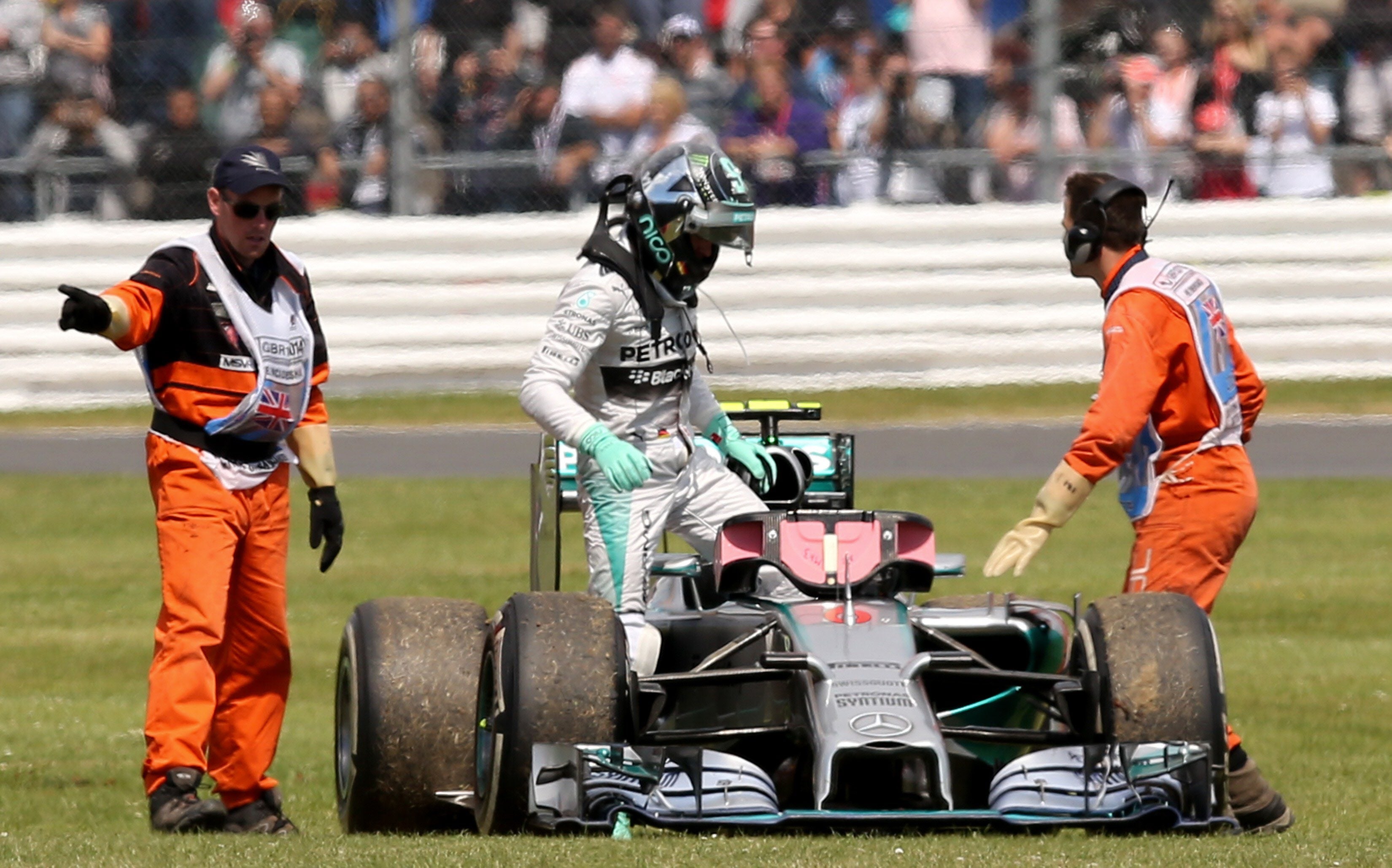 Rosberg sale de su monoplaza por la rotura de la caja de cambio en la vuelta 29.