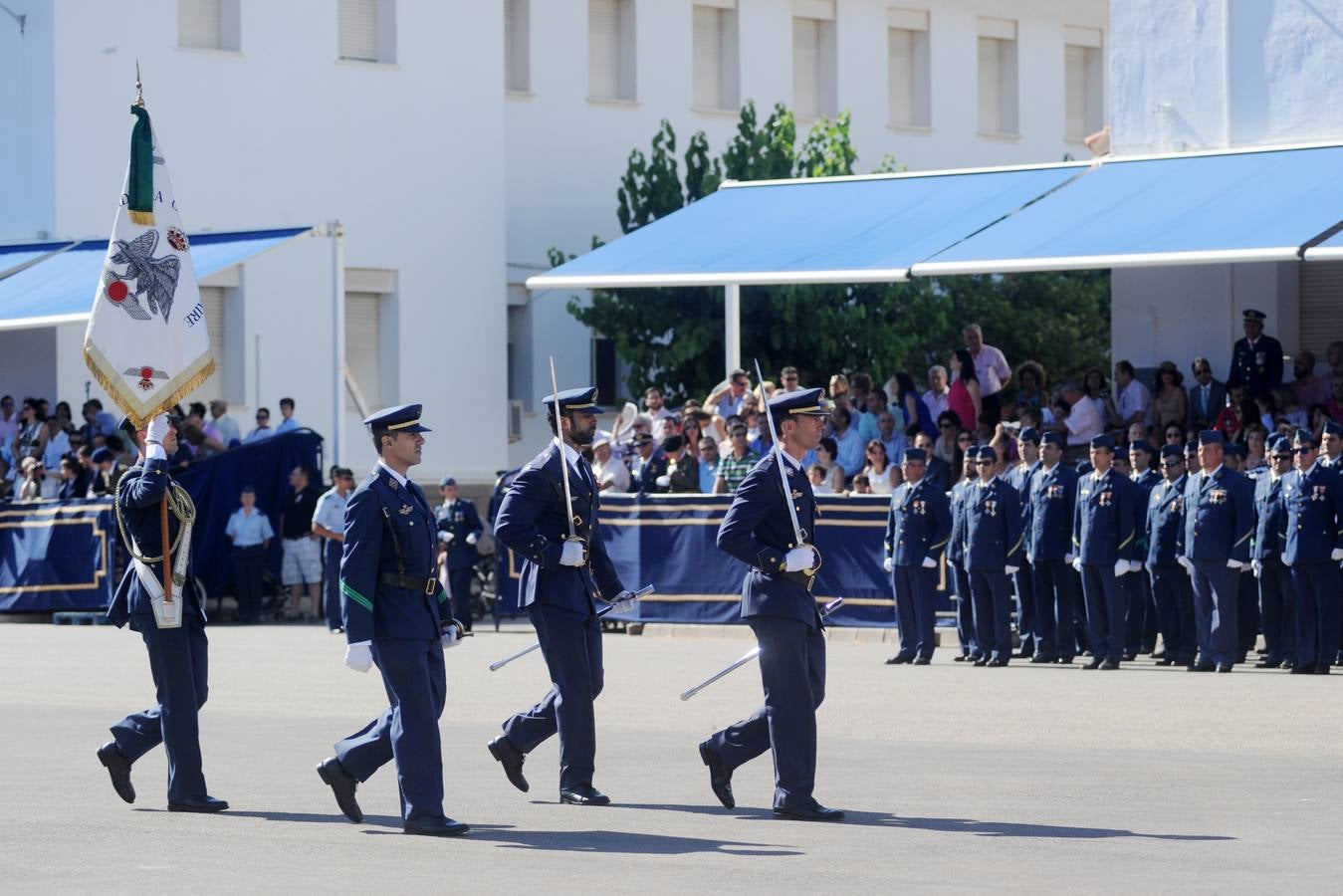 El ministro de Defensa pasa revista en la AGA