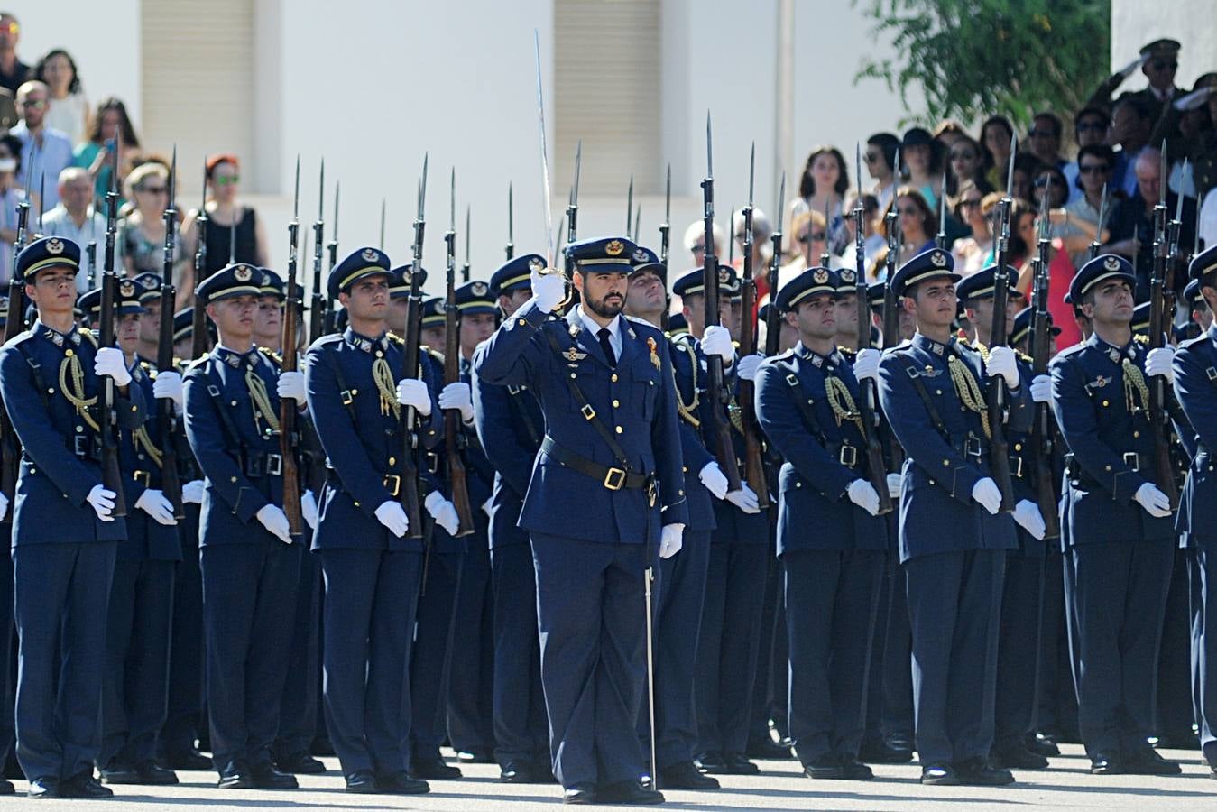 El ministro de Defensa pasa revista en la AGA