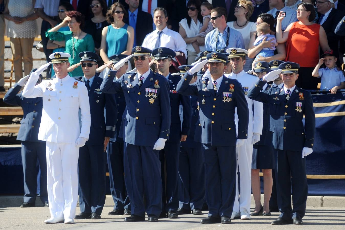 El ministro de Defensa pasa revista en la AGA