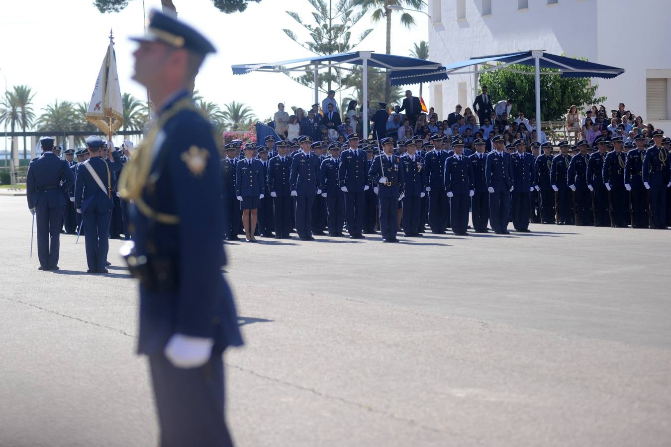 El ministro de Defensa pasa revista en la AGA