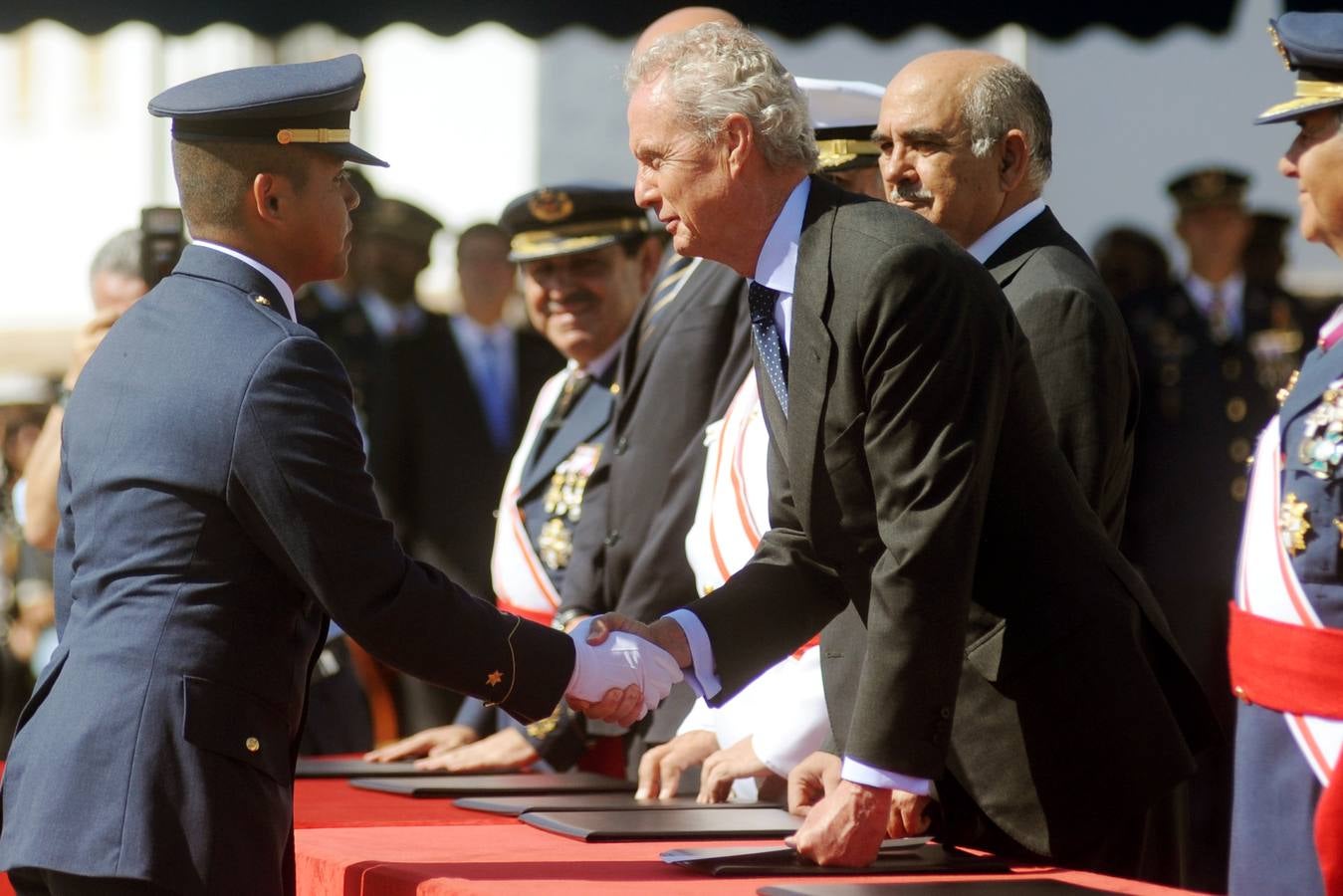 El ministro de Defensa pasa revista en la AGA