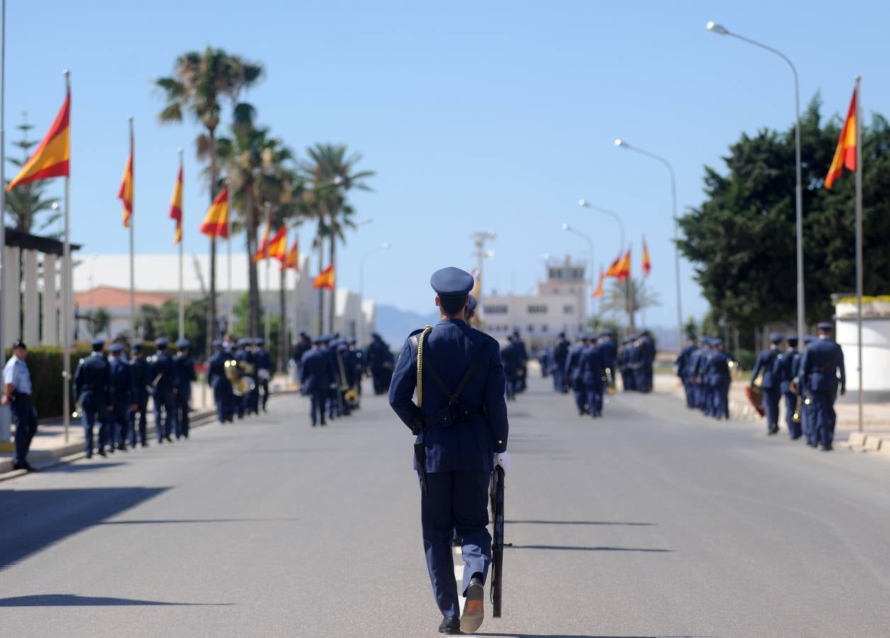El ministro de Defensa pasa revista en la AGA