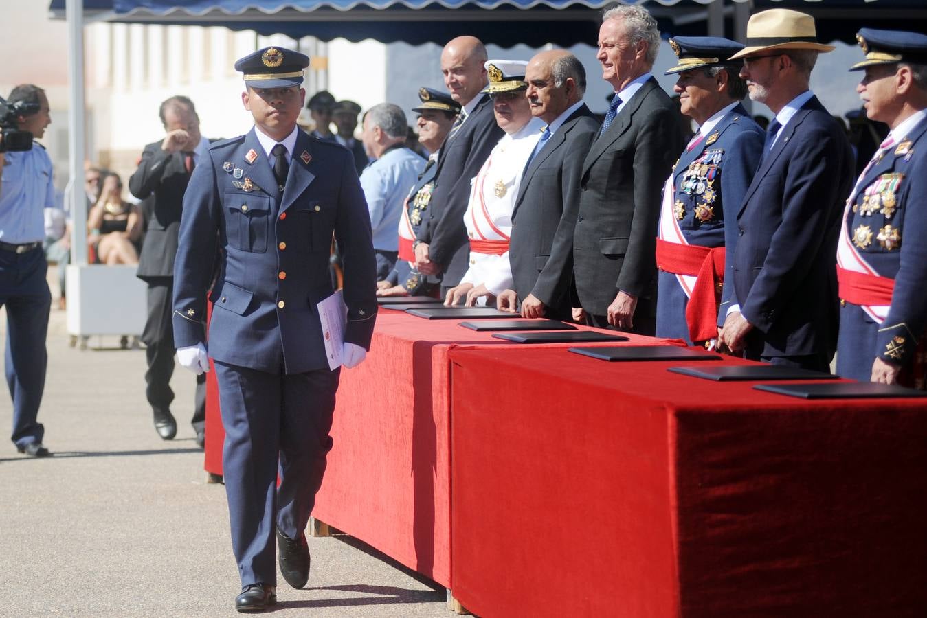 El ministro de Defensa pasa revista en la AGA