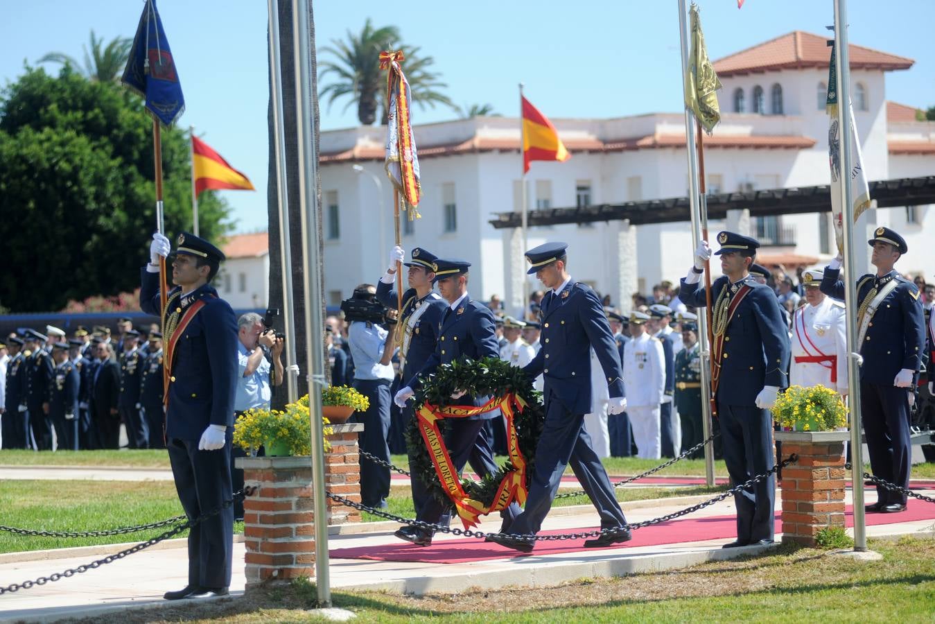 El ministro de Defensa pasa revista en la AGA