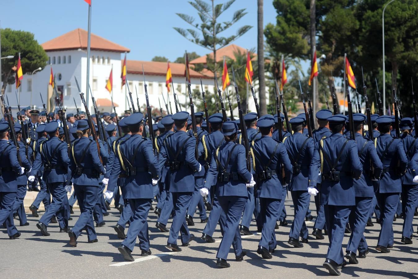 El ministro de Defensa pasa revista en la AGA