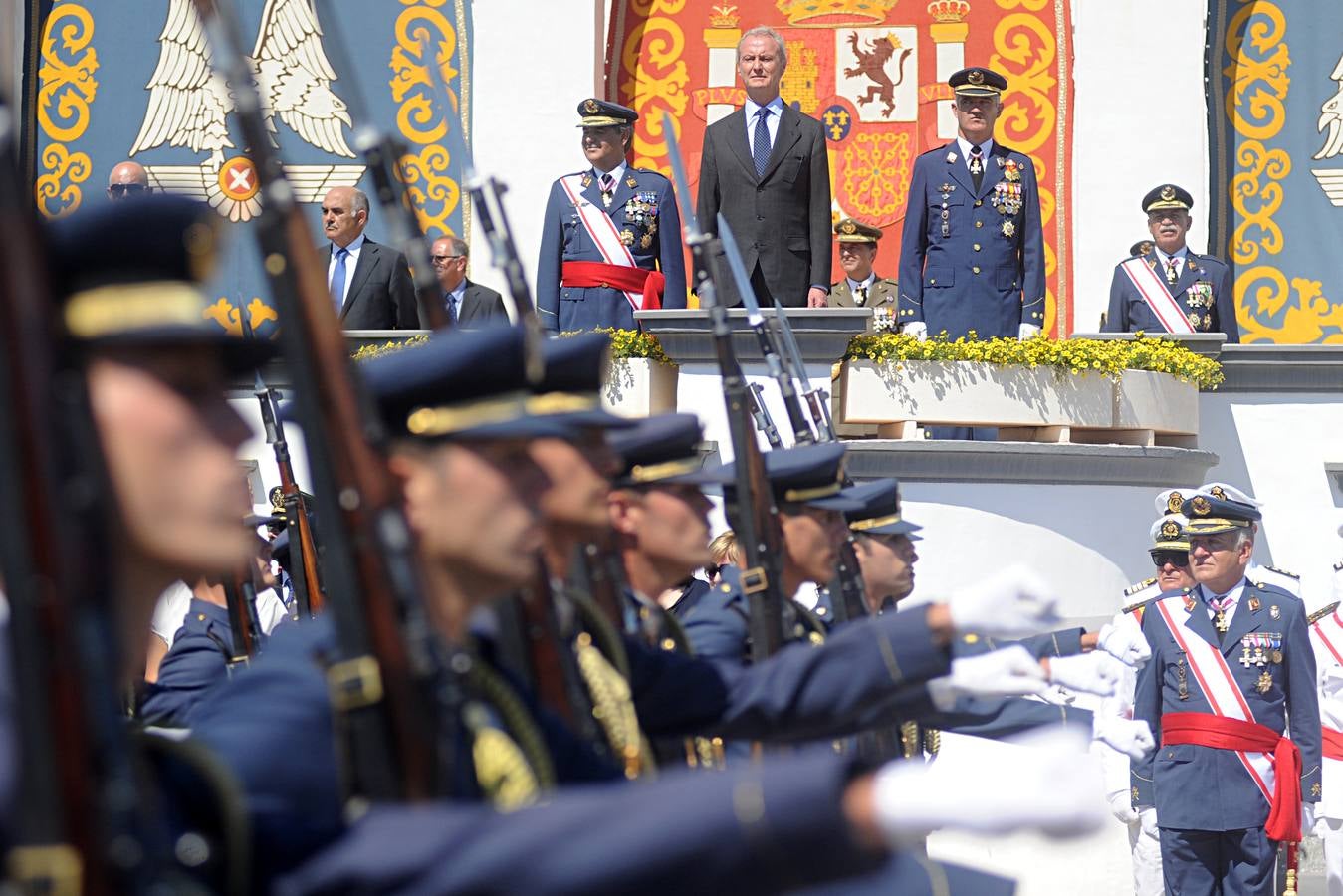 El ministro de Defensa pasa revista en la AGA