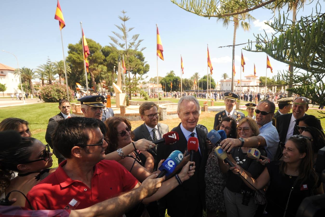 El ministro de Defensa pasa revista en la AGA