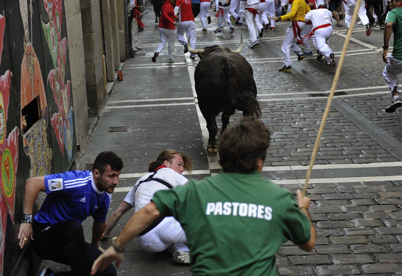 Segundo encierro con los toros de Dolores Aguirre. Los toros sevillanos de la ganadera vasca han realizado una carrera muy limpia y noble.