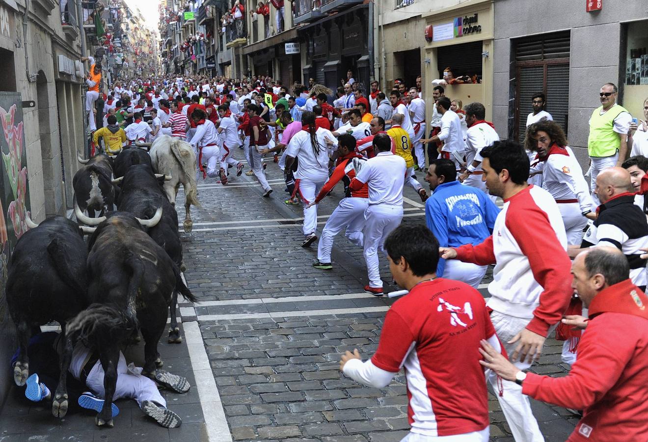 Segundo encierro con los toros de Dolores Aguirre. Los toros sevillanos de la ganadera vasca han realizado una carrera muy limpia y noble.