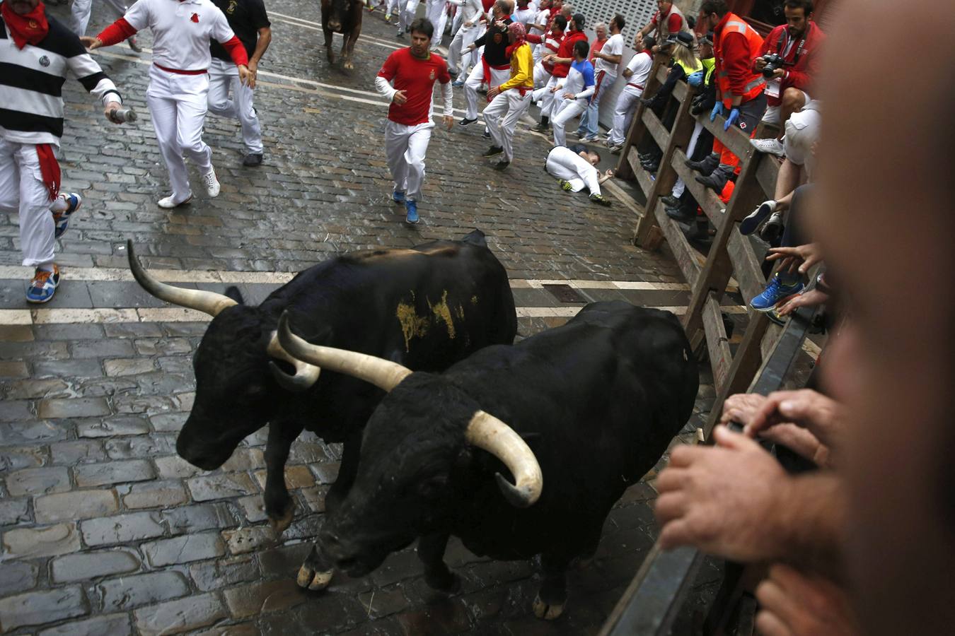 Peligroso encierro. Los toros de Victoriano del Río han protagonizado un encierro peligroso.