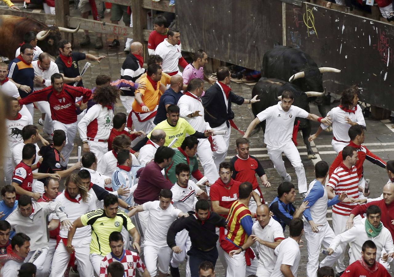 Peligroso encierro. Los toros de Victoriano del Río han protagonizado un encierro peligroso.