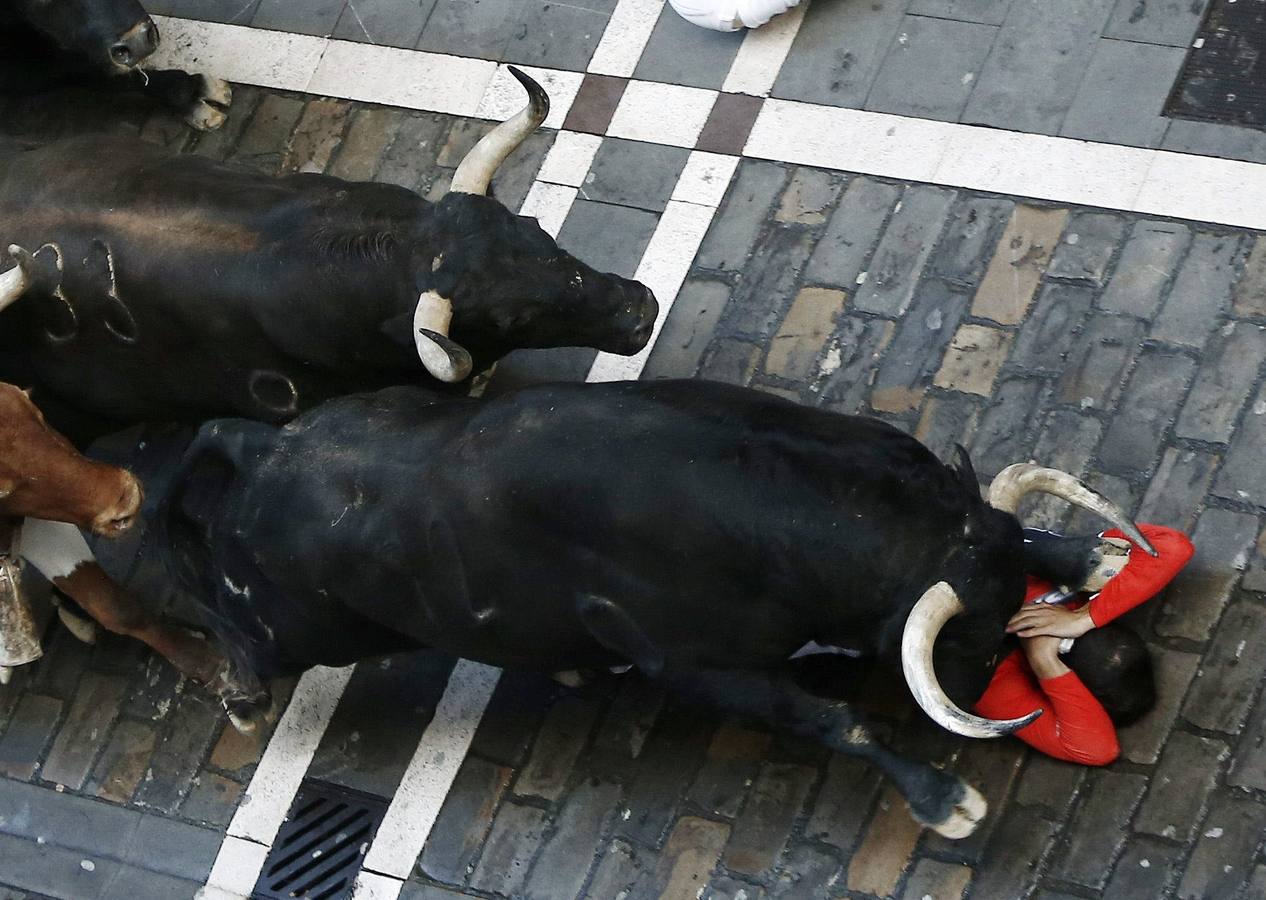 Encierro rápido y limpio. La carrera ha durado menos de dos minutos y medio y se han visto bonitas carreras y muchos sustos.