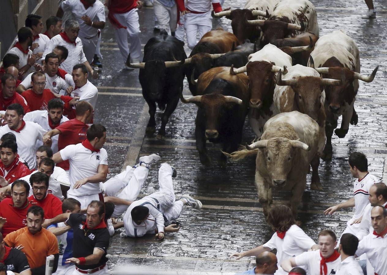 Los Fuente Ymbro, nobles y rápidos. El encierro, a pesar de la lluvia y de la multitud de mozos, ha dejado bonitas carreras.