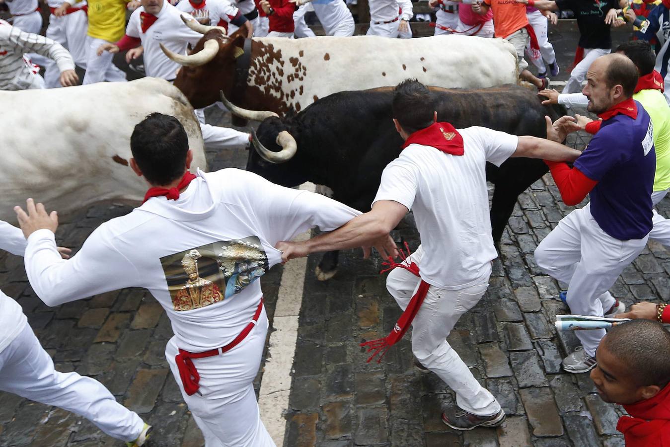 Los Fuente Ymbro, nobles y rápidos. El encierro, a pesar de la lluvia y de la multitud de mozos, ha dejado bonitas carreras.