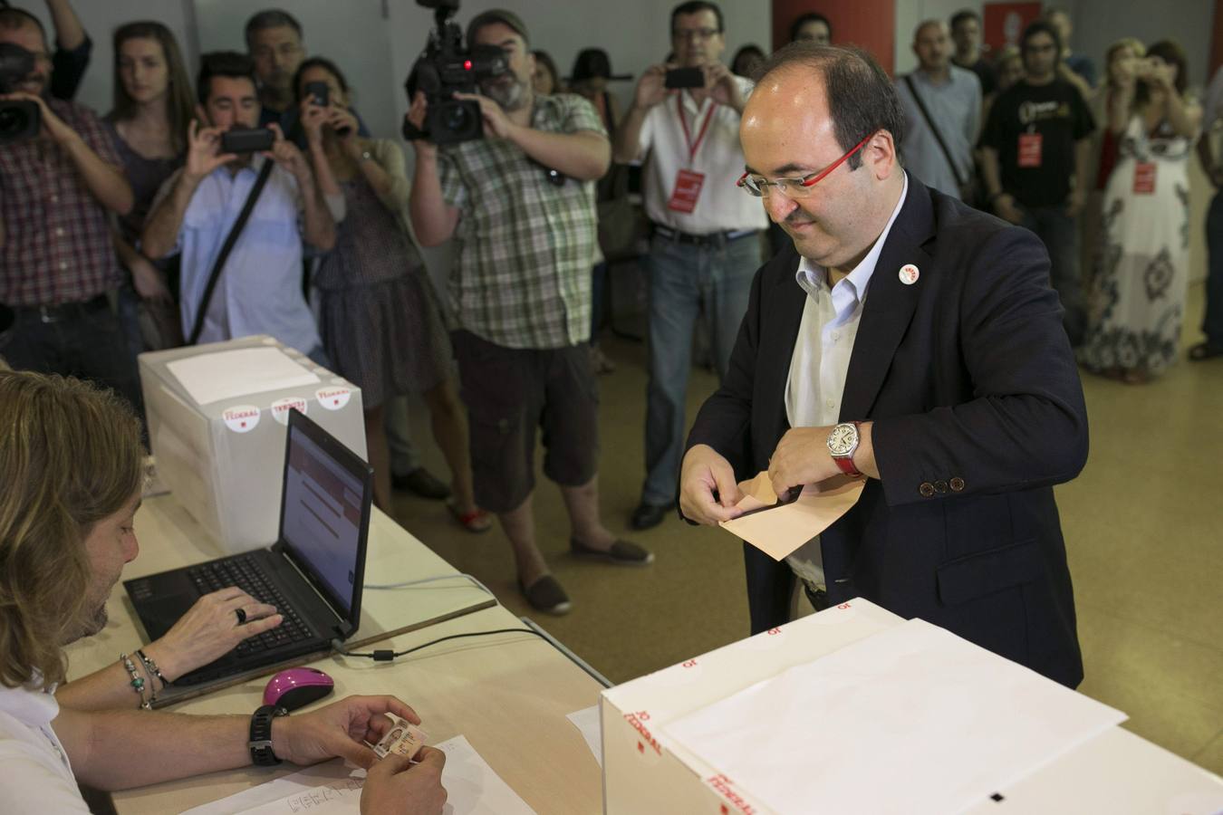 Miquel Iceta, en Barcelona. El dirigente socialista Miquel Iceta, deposita su voto