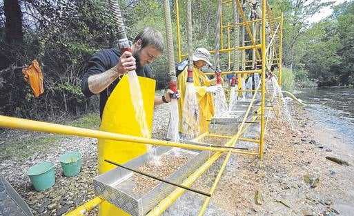 Un equipo de investigadores se afana en lavar en el Arlazón y secar y clasificar los restos hallados en Atapuerca.