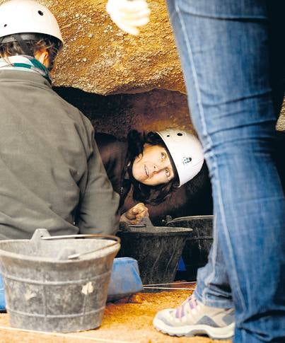 Ana Isabel Ortega excava una oquedad en el yacimiento de la Galería, en Atapuerca,